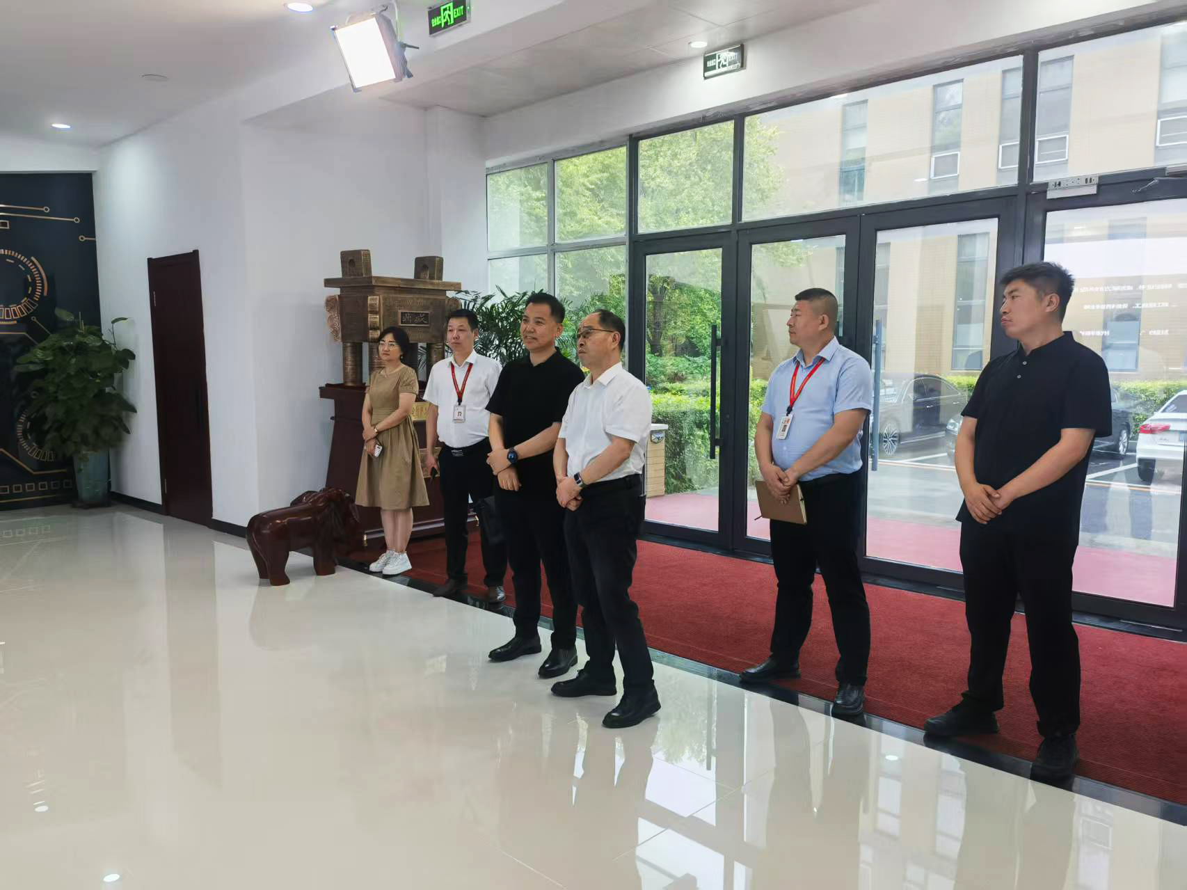 中國聯(lián)通長春分公司黨委書記、總經(jīng)理張宏光一行到吉林泰華集團調(diào)研交流